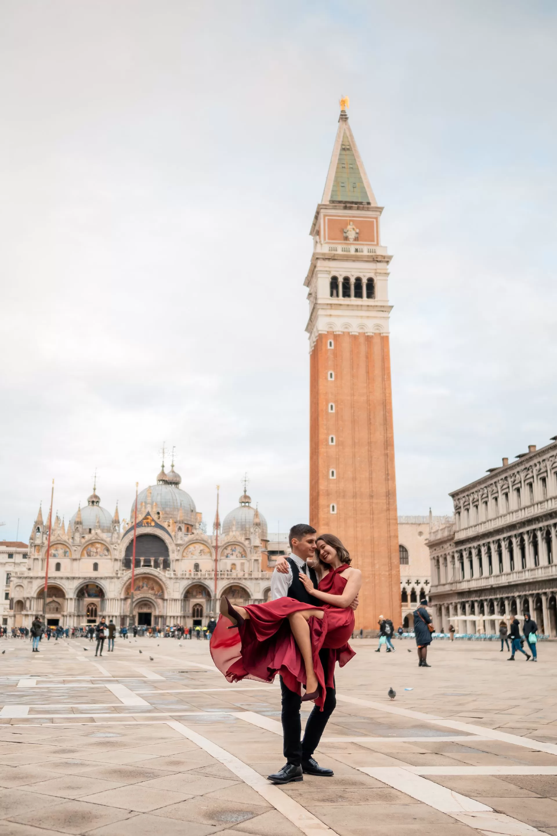 book couple photoshoot photographer venice italy love story elopement engagement honeymoon (1)