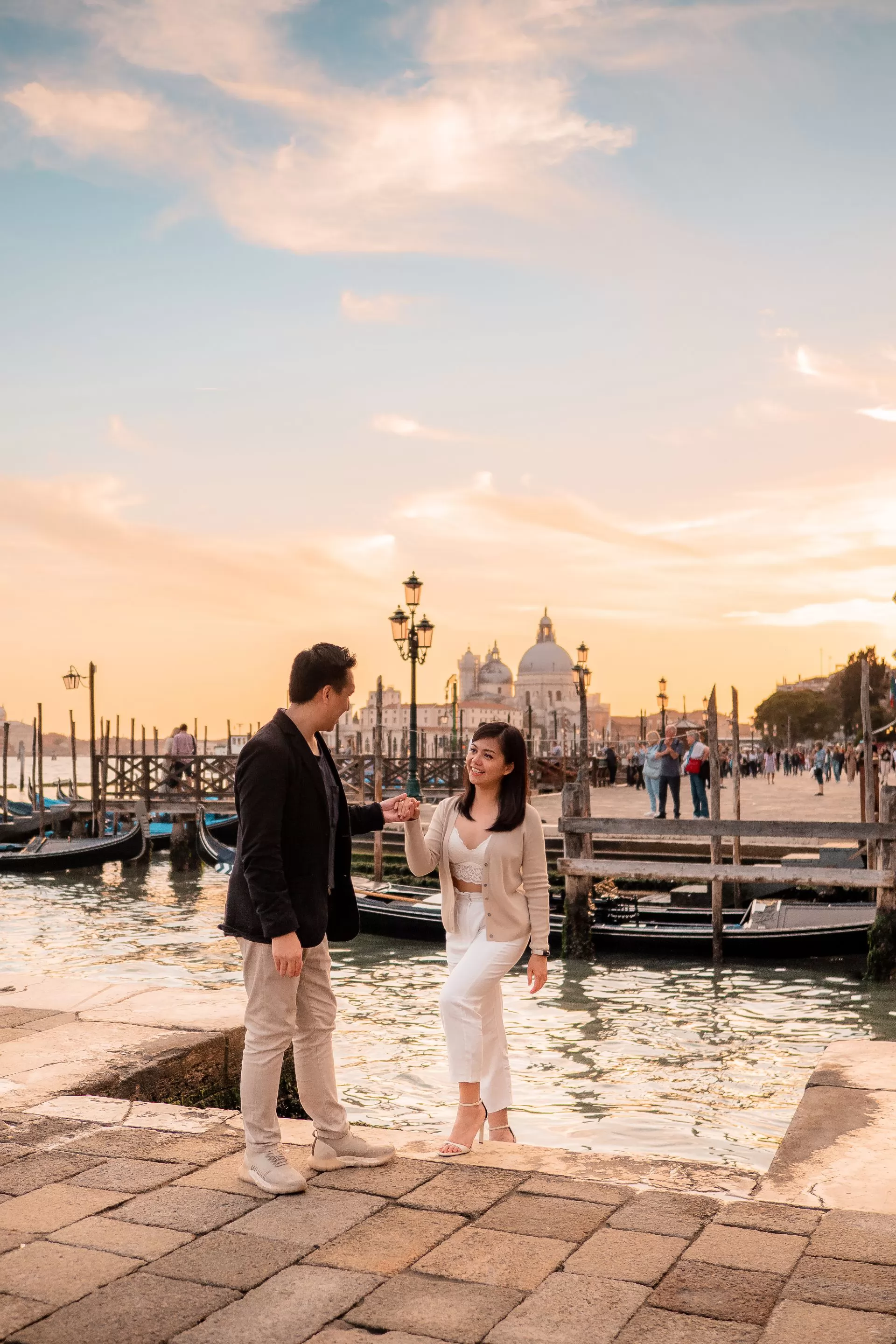 book couple photoshoot photographer venice italy love story elopement engagement honeymoon (3)