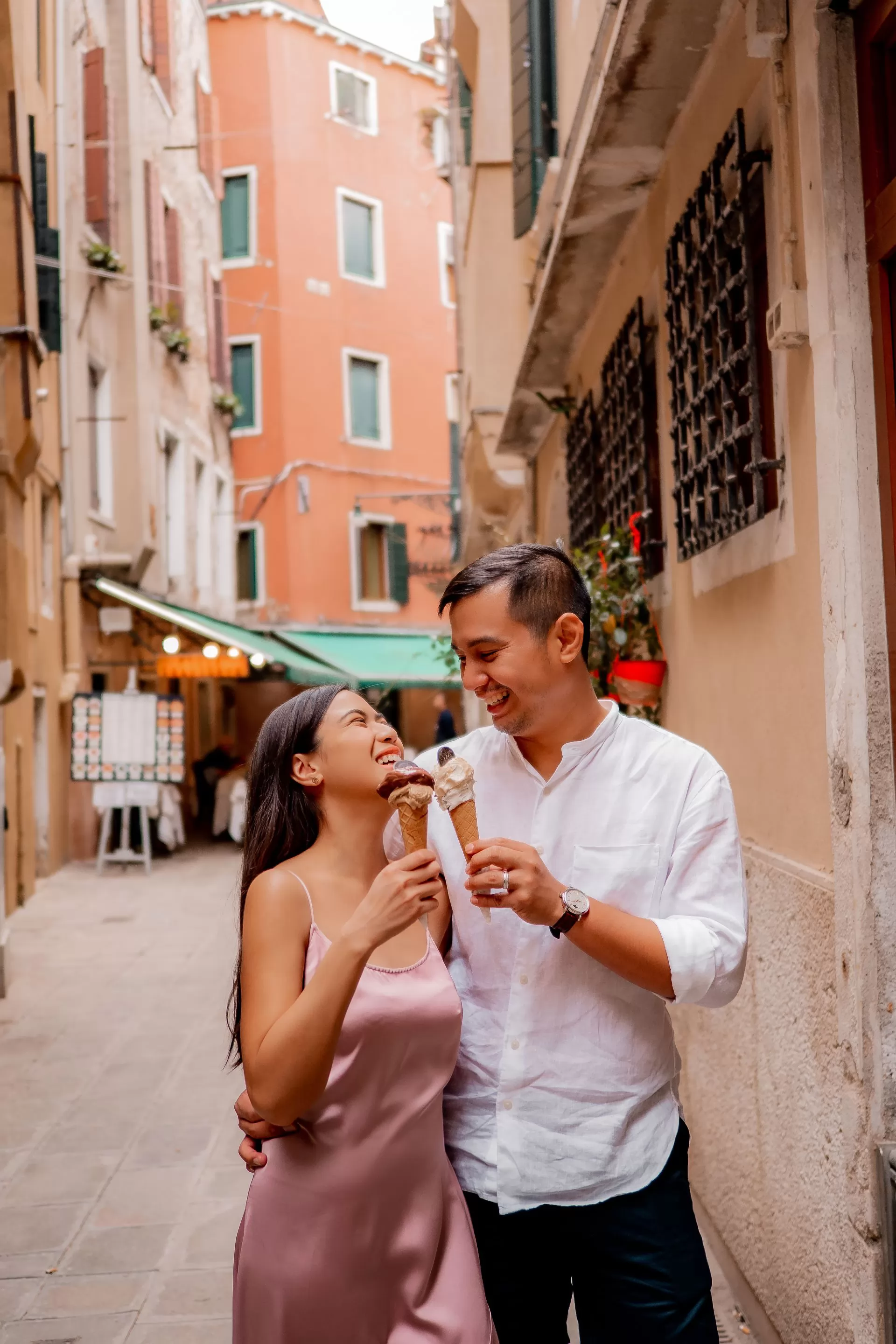 book couple photoshoot photographer venice italy love story elopement engagement honeymoon (5)