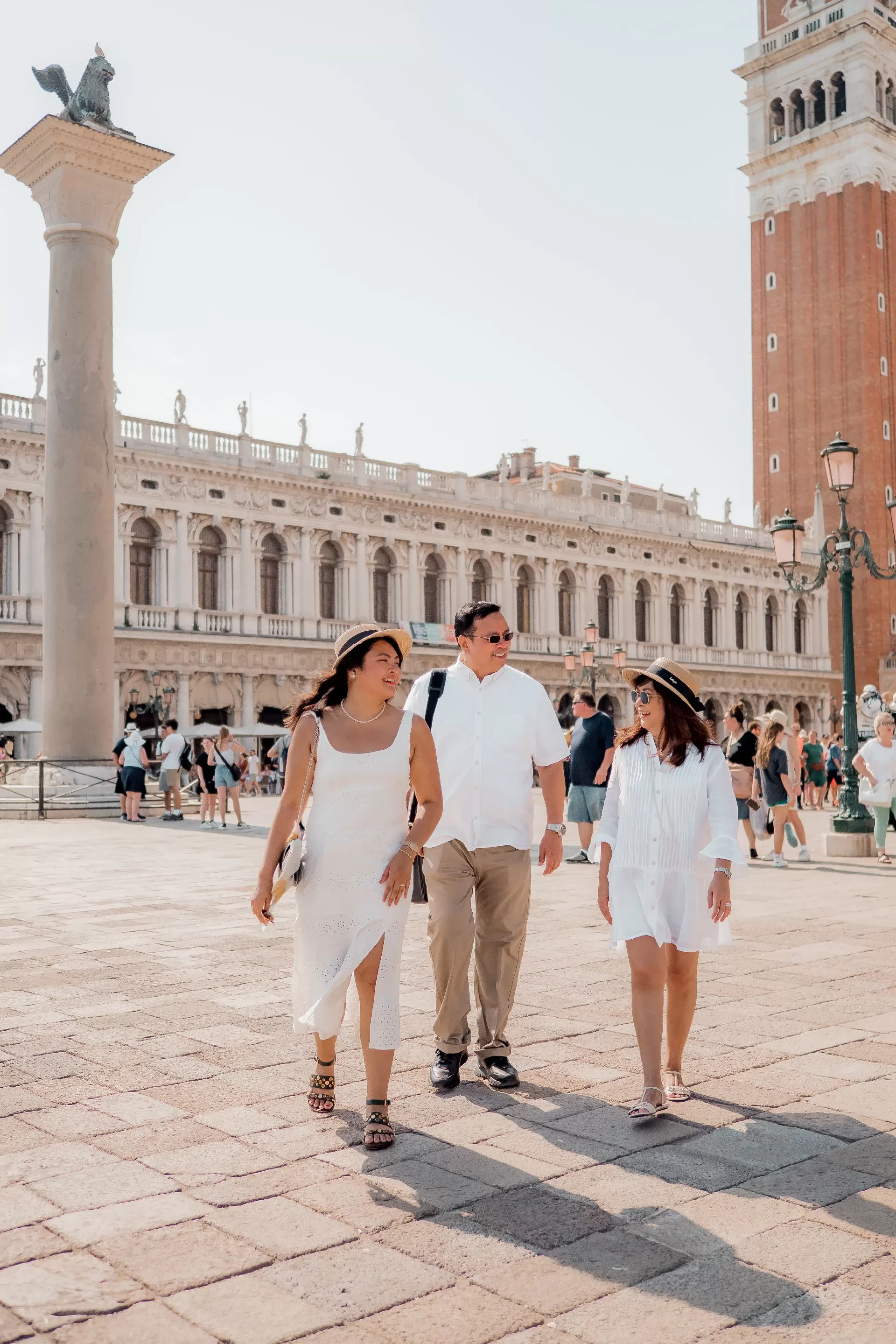 family photoshoot with children and kids in venice italy book the best photographer in venice italy (4)