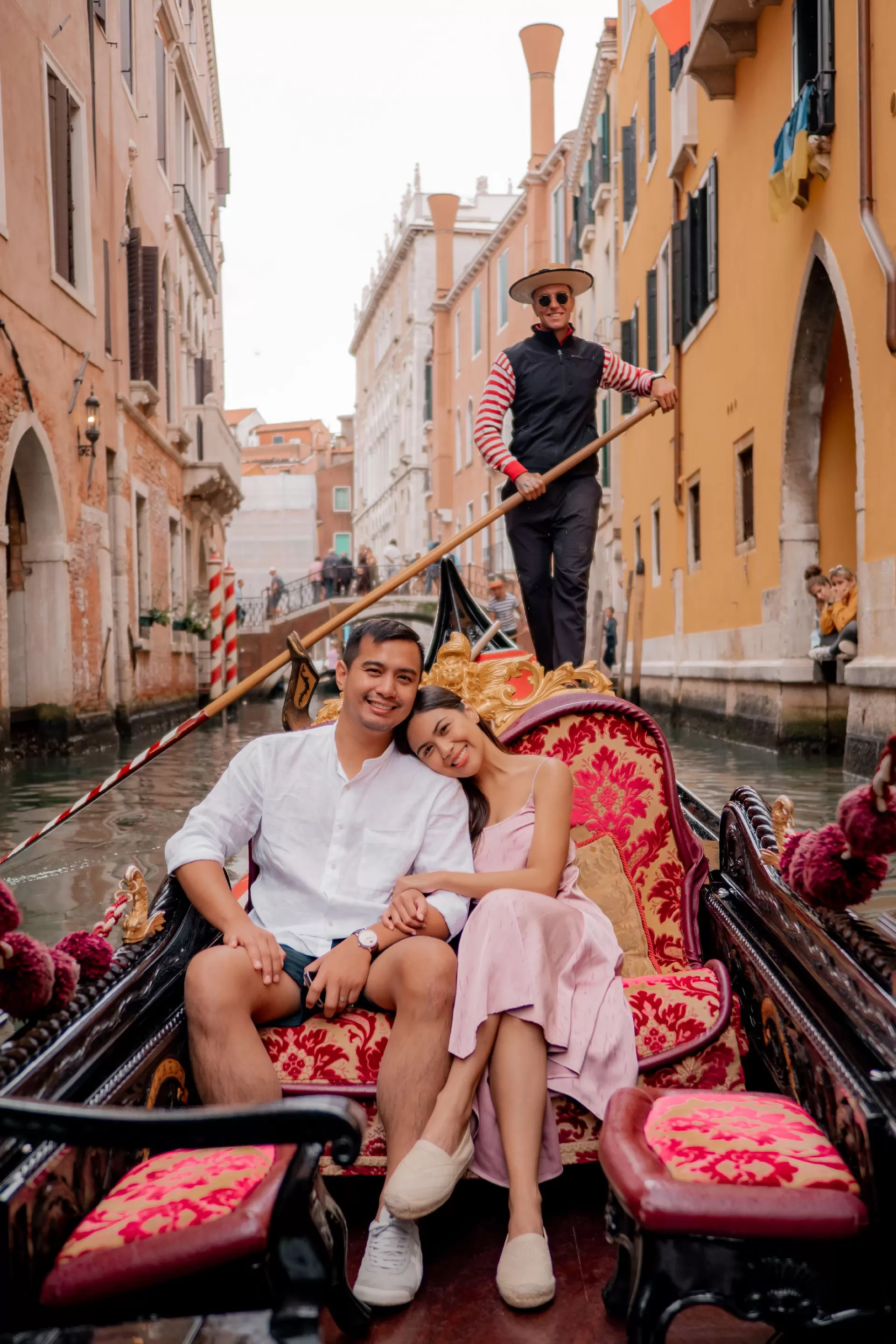 proposal photographer in venice in gondola photoshoot italy (1)