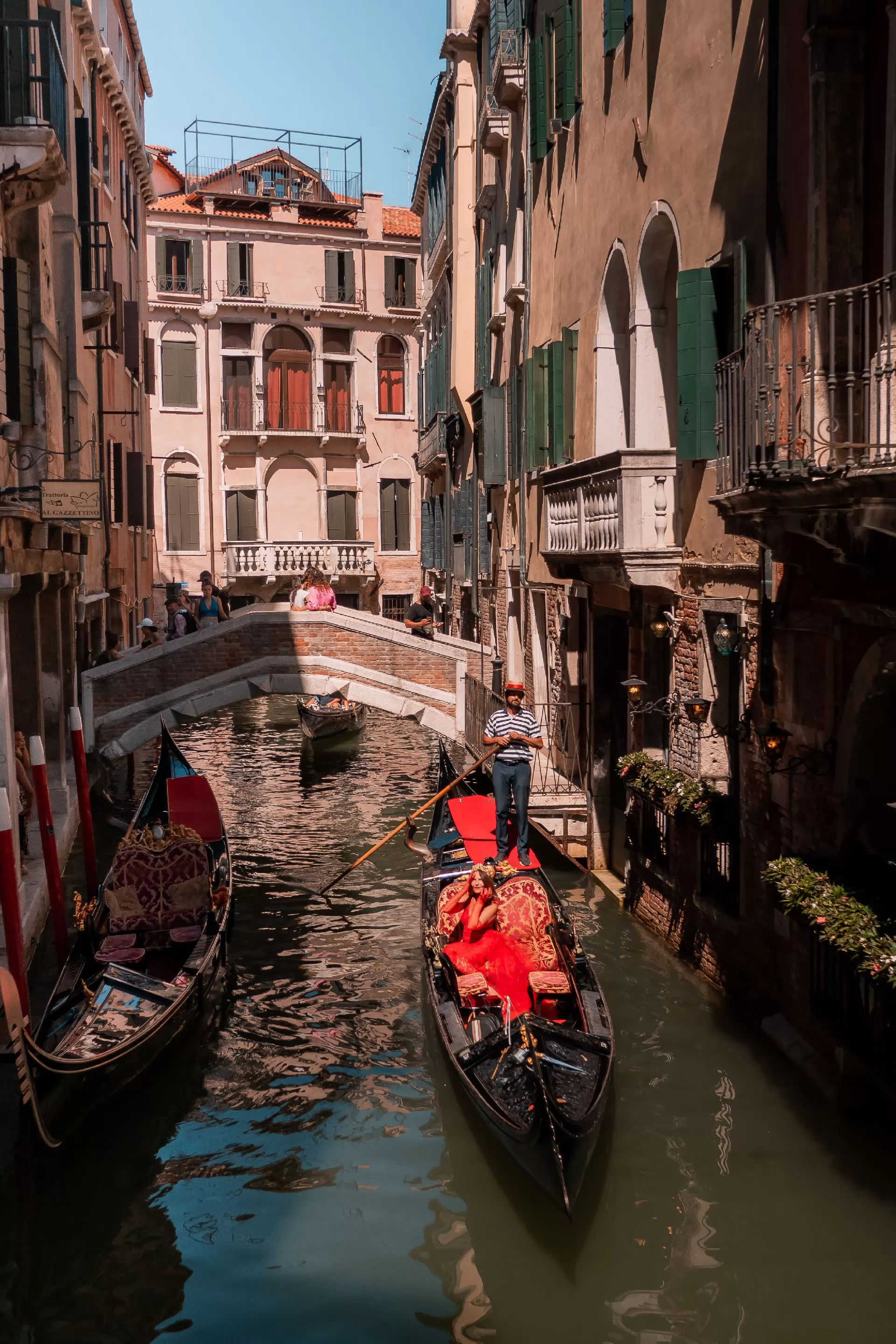 proposal photographer in venice in gondola photoshoot italy (2)