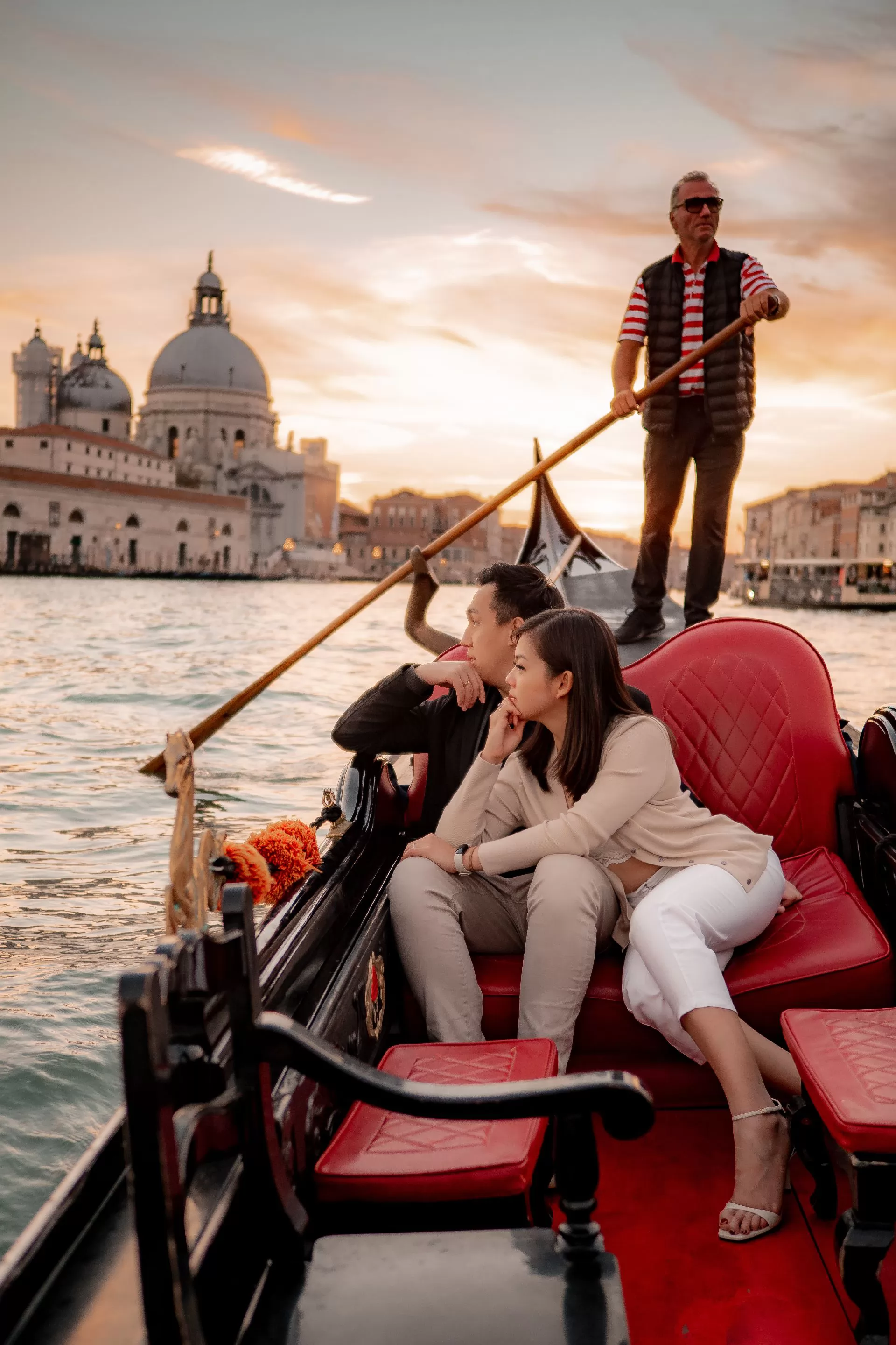 proposal photographer in venice in gondola photoshoot italy (3)