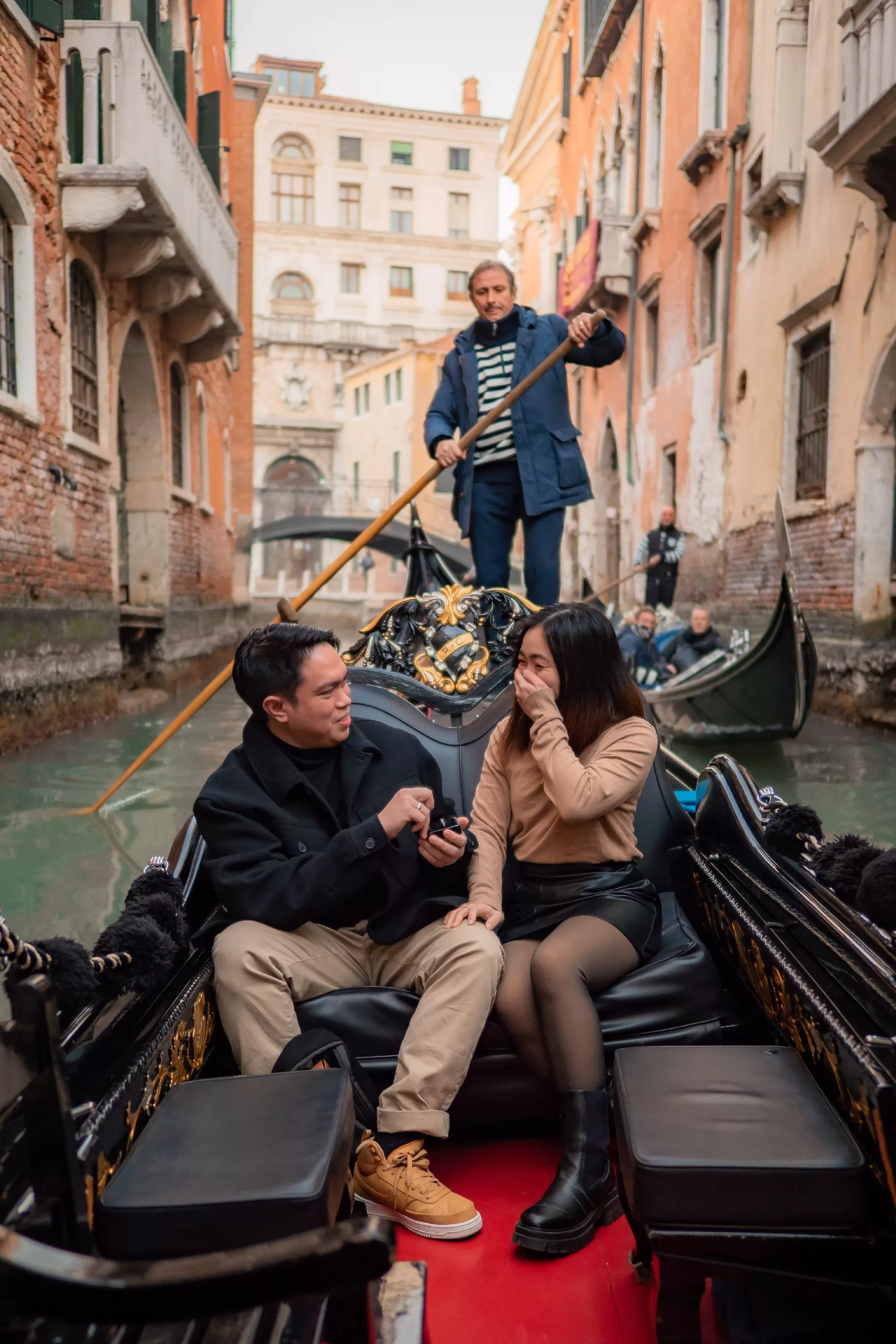 proposal photographer in venice in gondola photoshoot italy (4)