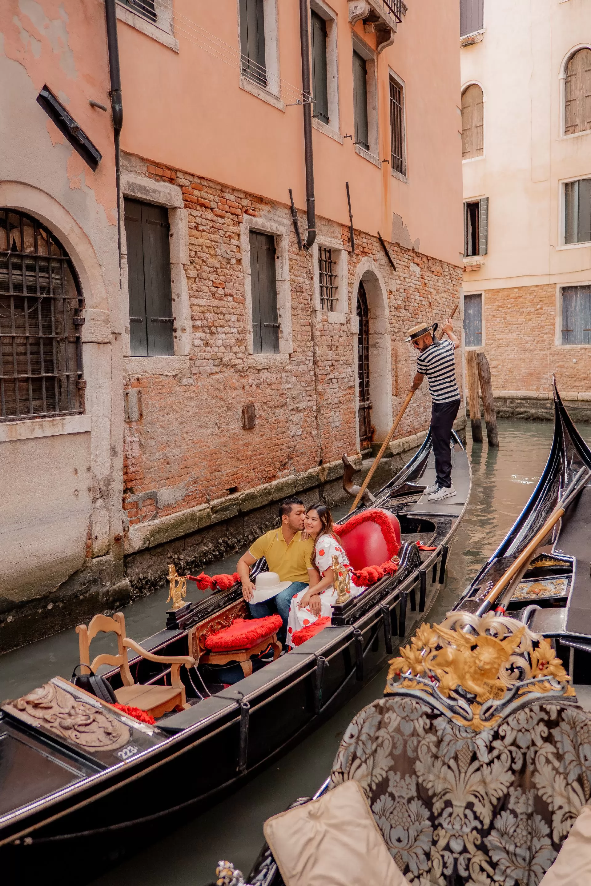 proposal photographer in venice in gondola photoshoot italy (5)