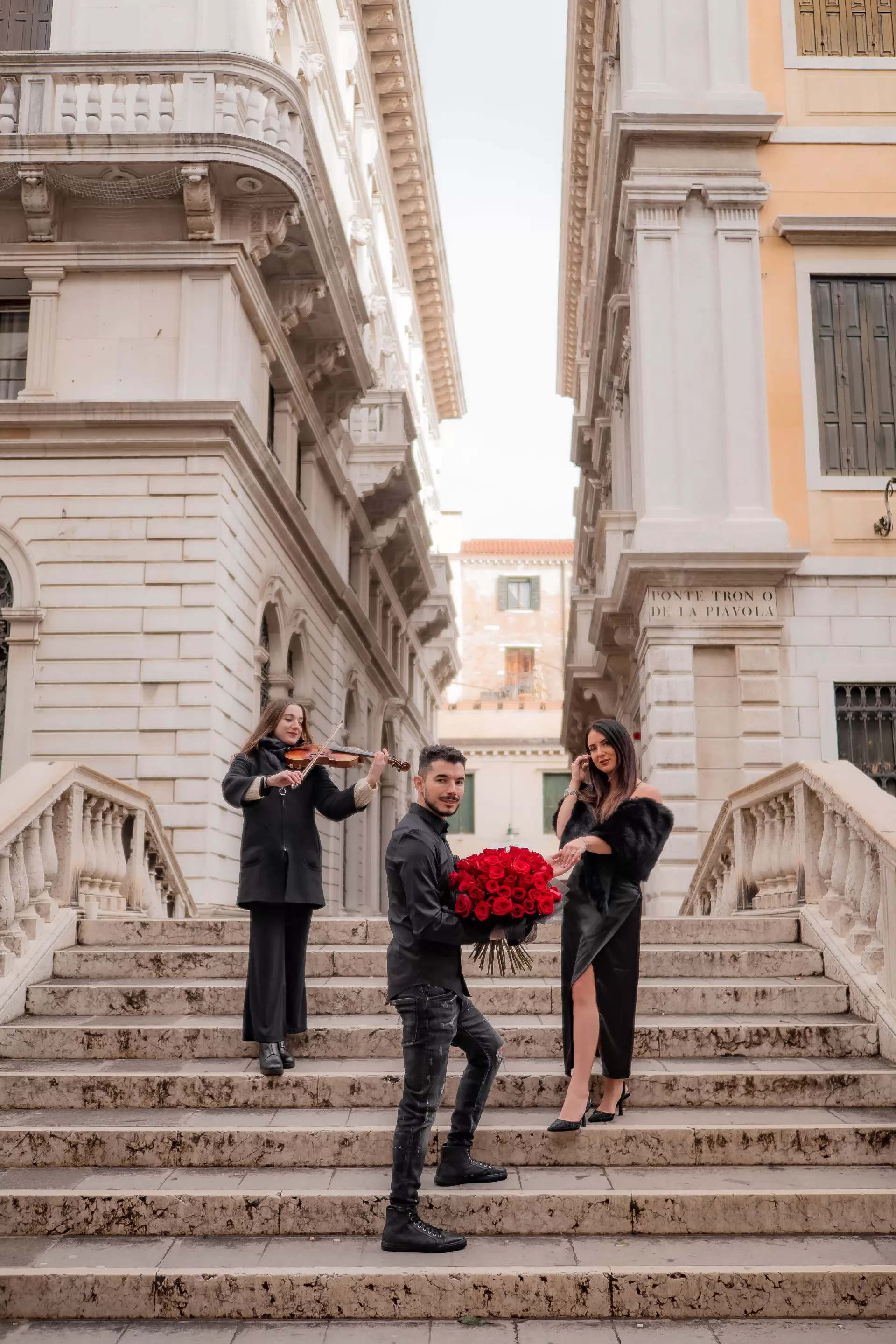 professional photographer italy engagement planner in venice gondola wedding marriage proposal photoshoot package (2)