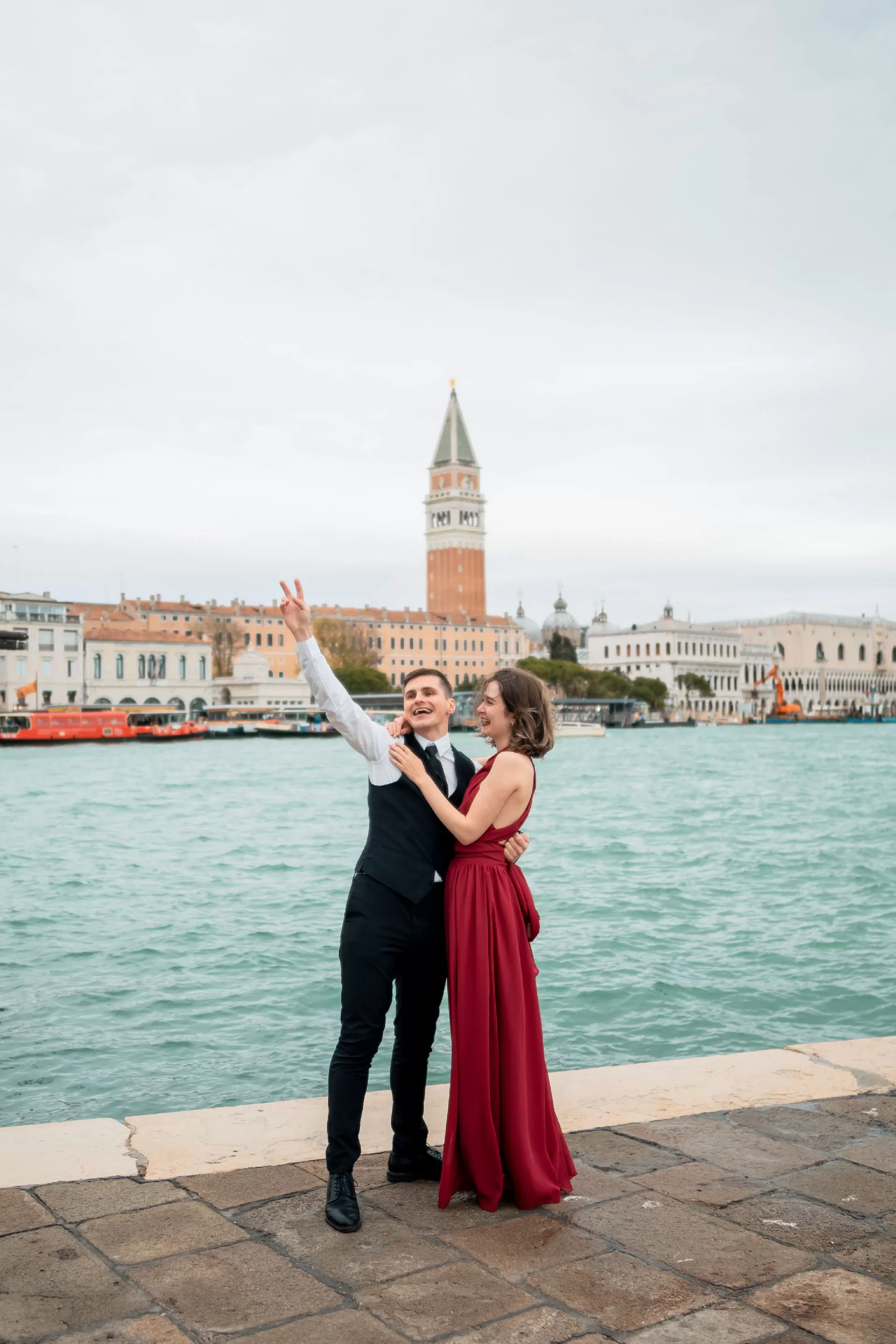 professional photographer italy engagement planner in venice gondola wedding marriage proposal photoshoot package (3)