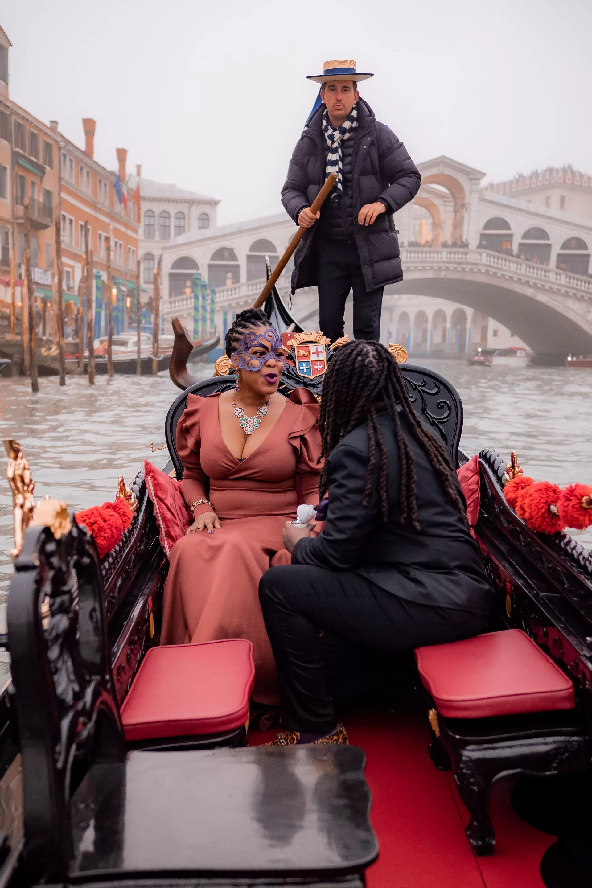 professional photographer italy engagement planner in venice gondola wedding marriage proposal photoshoot package (4)
