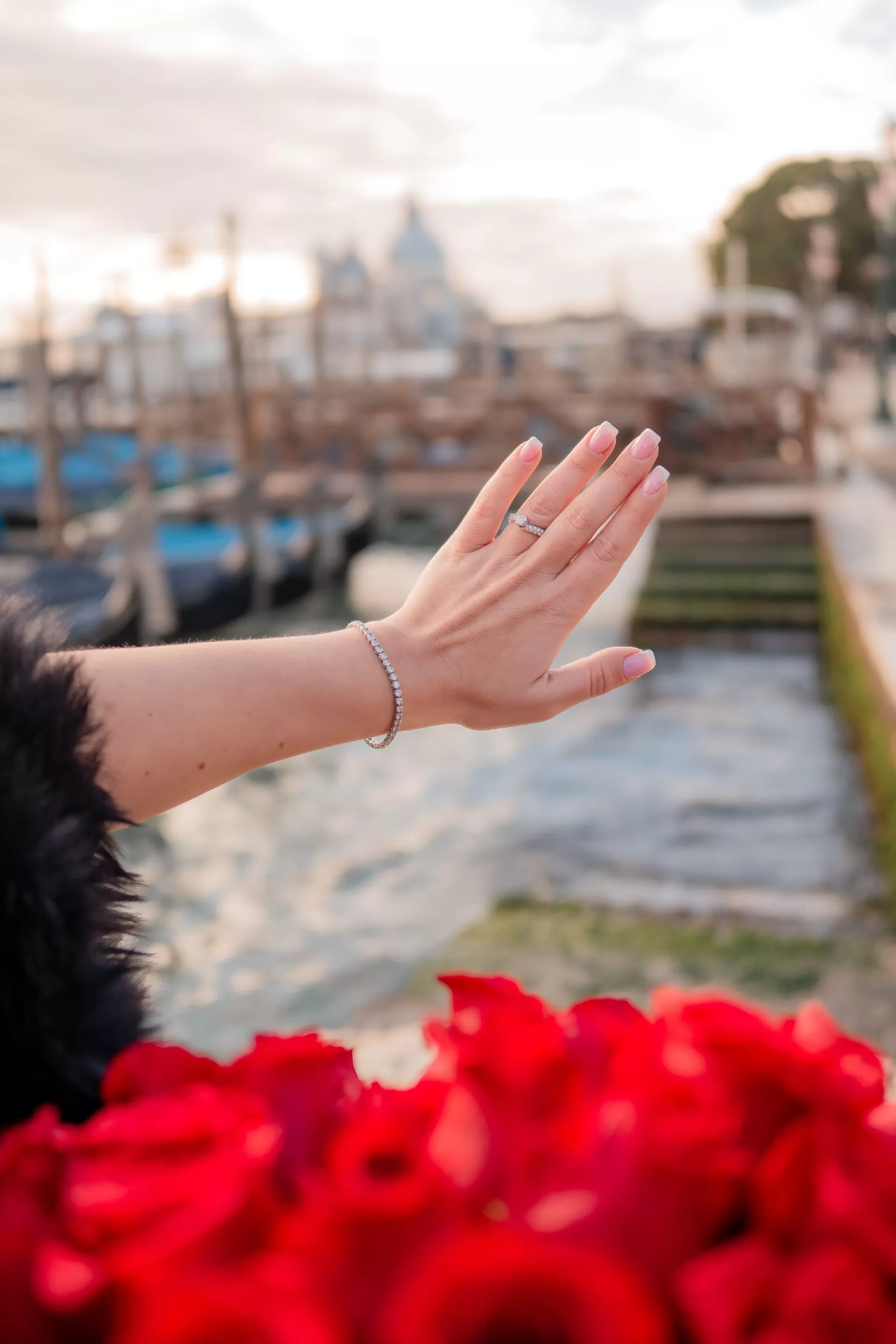 professional photographer italy engagement planner in venice gondola wedding marriage proposal photoshoot package (5)